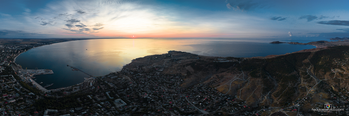Панорамная фотография Феодосии, Феодосийского залива на рассвете