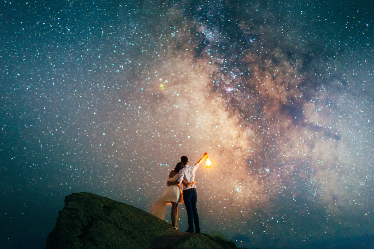 Фотосессия молодоженов на фоне ночного неба и звезд