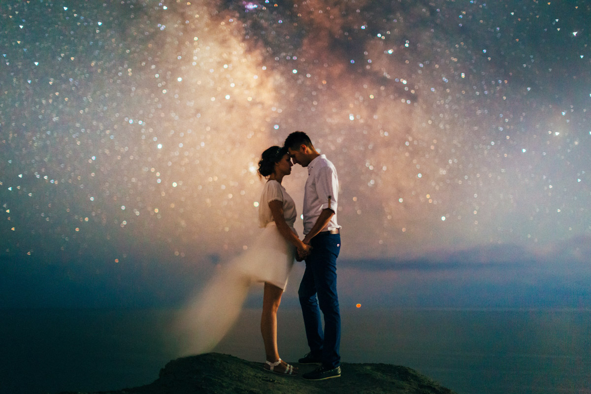фотография влюбленной пары на фоне ночного неба и Млечного Пути. Фотосессия ночью в Крыму
