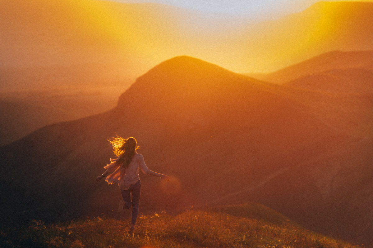 фото девушки на закате в горах