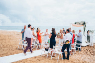 Свадебная церемония на песчаном пляже в Феодосии