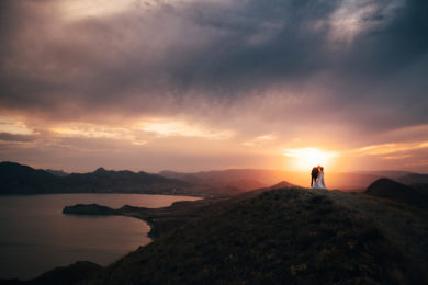 свадебная фото съемка в Крыму на закате в горах